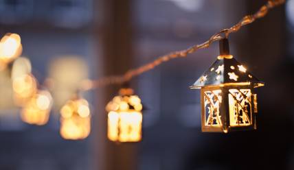 Weihnachtliche Laternen hängen an einer Girlande