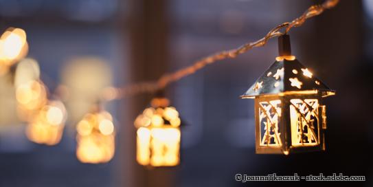 Weihnachtliche Laternen hängen an einer Girlande