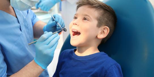 Kleiner Junge lacht während der Prophylaxe