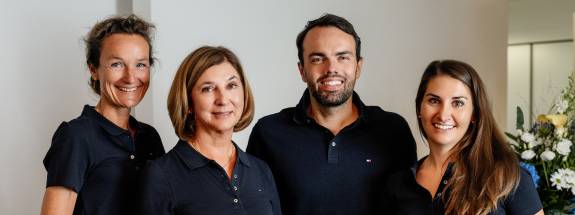 Gruppenbild von Dr. Hartung, Dr. Kläger, Fr. Hartung-Kläger und Dr. Nemitz