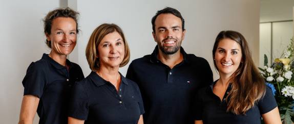 Gruppenbild von Dr. Hartung, Dr. Kläger, Fr. Hartung-Kläger und Dr. Nemitz