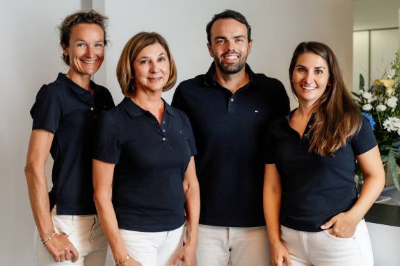 Gruppenbild von Dr. Hartung, Dr. Kläger, Fr. Hartung-Kläger und Dr. Nemitz