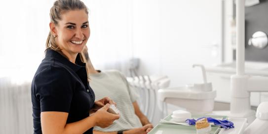 Fr. Hartung-Kläger lächelt während einer Behandlung