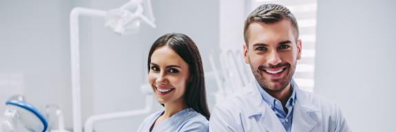 Junge MFAs stehen lächelnd in der Praxis